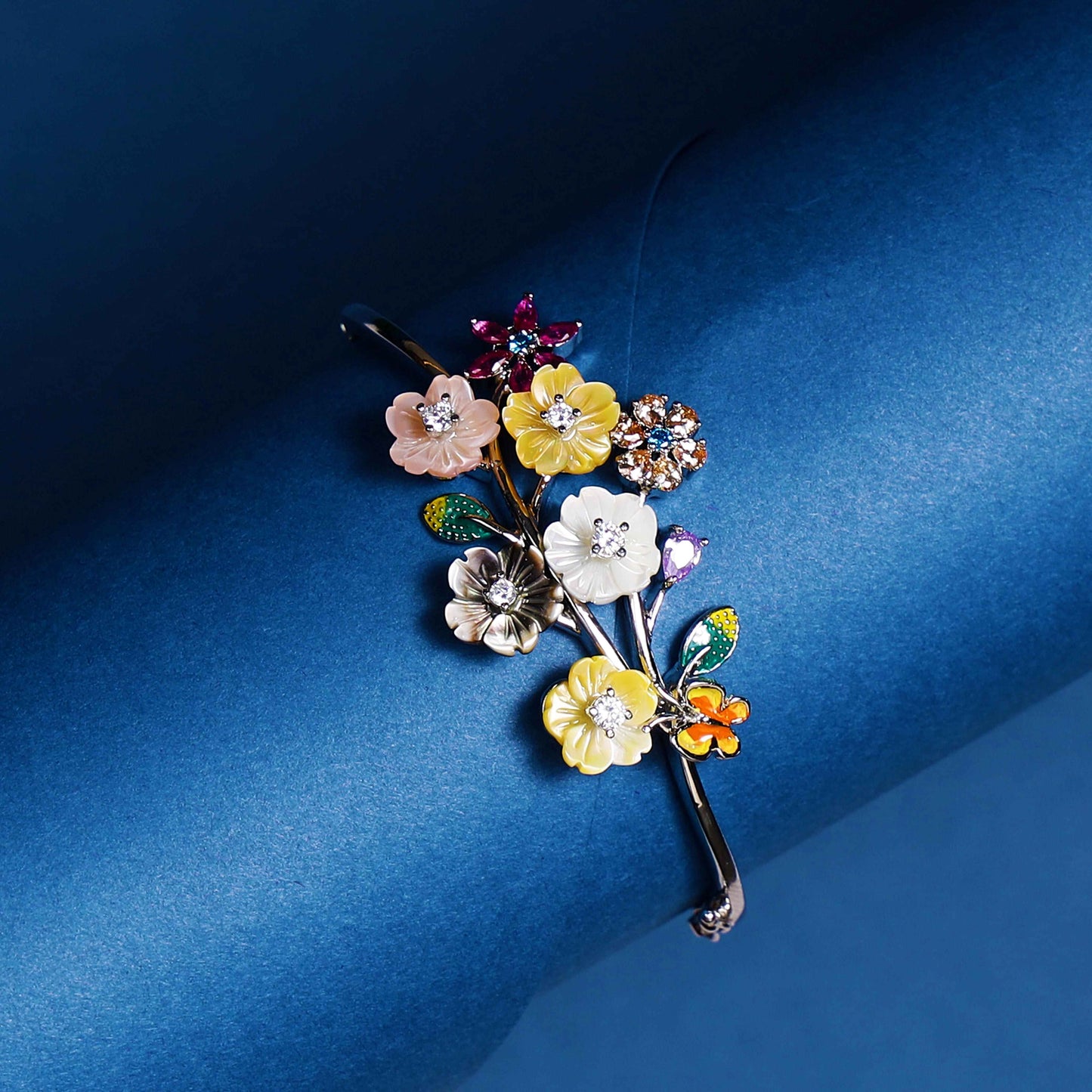 Classic Mother of Pearl Flower Bracelet